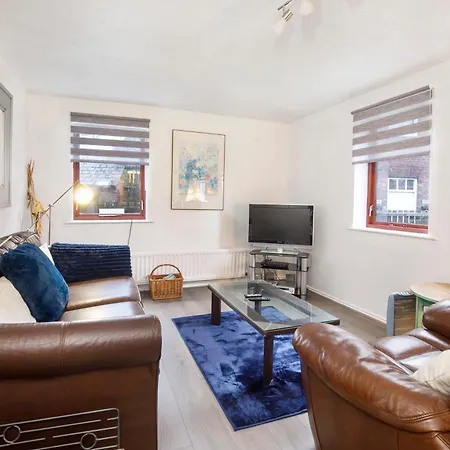City Centre & Free Parking Sleeps 6 *