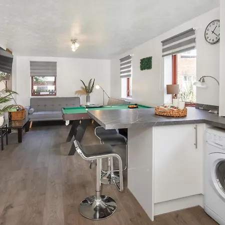 City Centre & Free Parking Sleeps 6